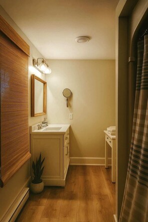 Douche, séchoir à cheveux, serviettes fournies