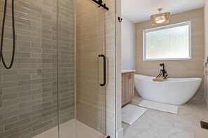 Een douche, een haardroger, handdoeken