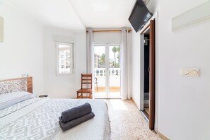 1 bedroom, free WiFi, bed sheets - Room 'Doble 11' with Private Terrace, Wi-Fi and Air Conditioning (Roquetas de Mar)