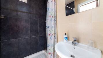 Een douche, handdoeken