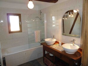 Regadera, secadora de cabello, jabón, shampoo 
