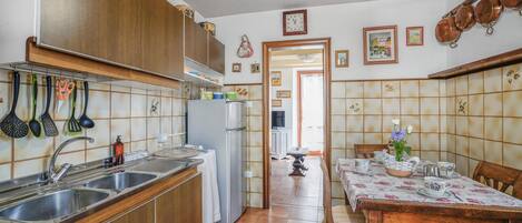 Frigorífic, placa de cuina i cafetera i tetera