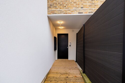 A 5-minute walk from Hendon Central Station! Cosy room in the heart of London 