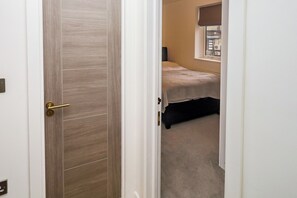 1 dormitorio, tabla de planchar con plancha, wifi y ropa de cama