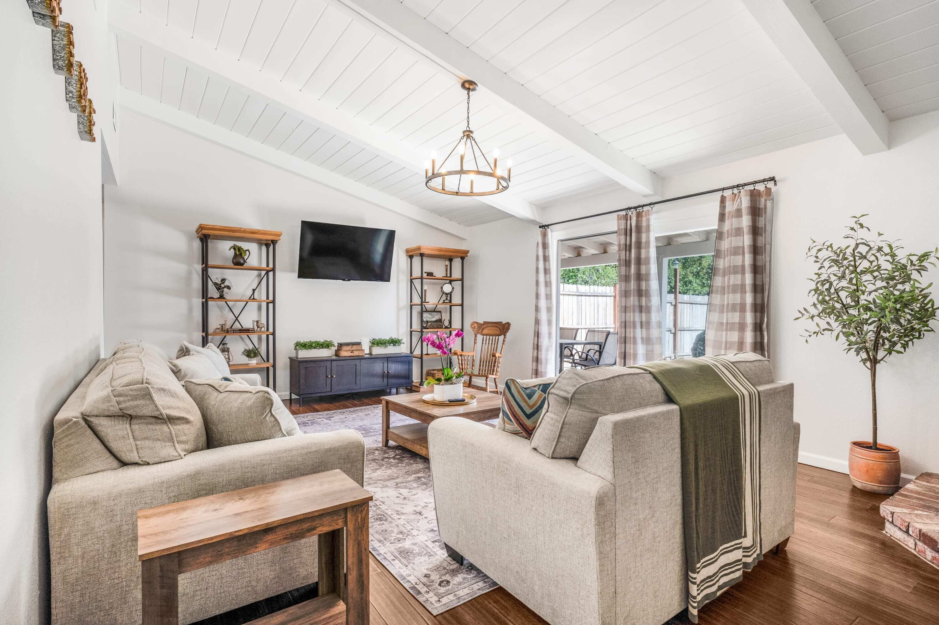 New! Modern Valley Home Walking Distance to DT