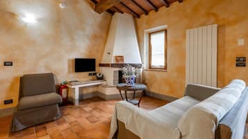 Televisión y chimenea