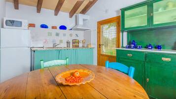 Réfrigérateur, micro-ondes, plaque de cuisson, cafetiÚre/bouilloire