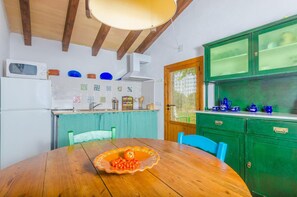 Réfrigérateur, micro-ondes, plaque de cuisson, cafetière/bouilloire