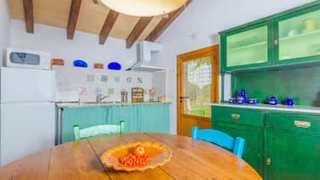 Jääkaappi, mikroaaltouuni, liesi, kahvin-/teenkeitin