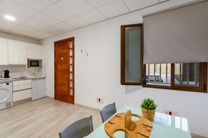 Fridge, microwave, oven, stovetop - Vacation Home 'Eva García Naranjo' with Wi-Fi (Las Palmas)