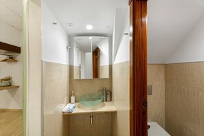 Dusj, hårføner og håndklær