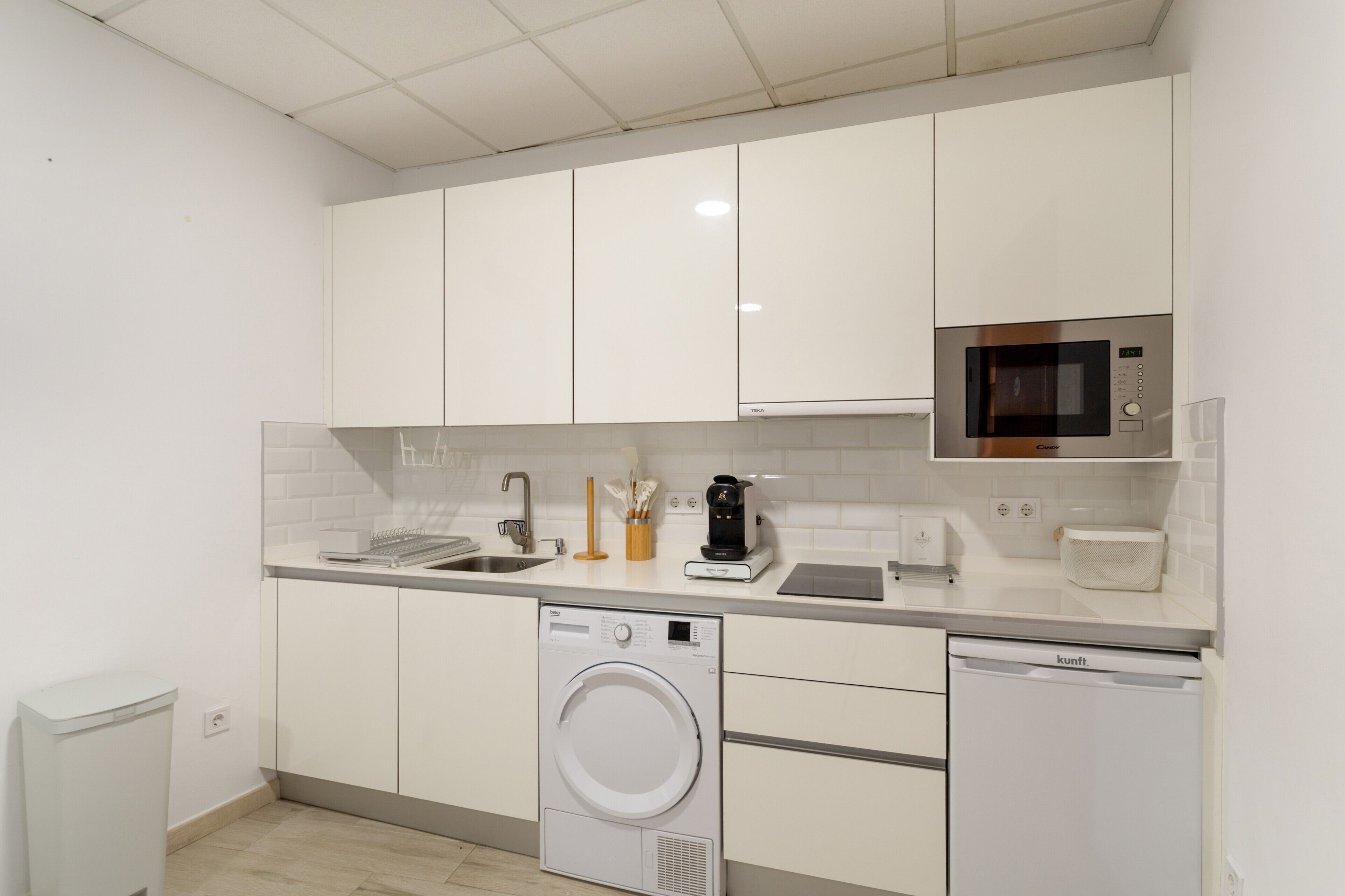 Kylskåp, mikrovågsugn, ugn och spishäll