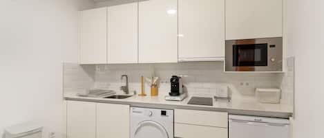 Kylskåp, mikrovågsugn, ugn och spishäll