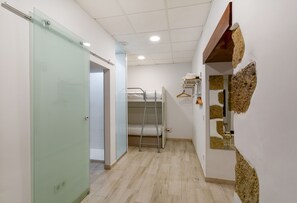 1 soverom, strykejern/-brett, wi-fi (inkludert) og sengetøy