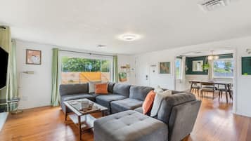 Fernseher, Bücher, Arbeitsbereiche