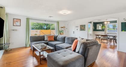 Charming 2BR/1BA Retreat Near Astoria & Beach