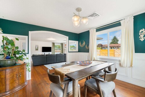 Charming 2BR/1BA Retreat Near Astoria & Beach