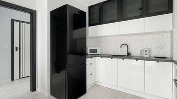 Kühlschrank, Mikrowelle, Ofen, Herdplatte