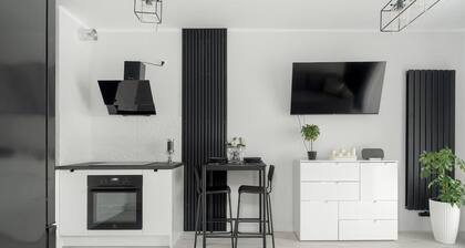 Apartment with Balcony on the 10th Floor | Parking and Neighborhood View