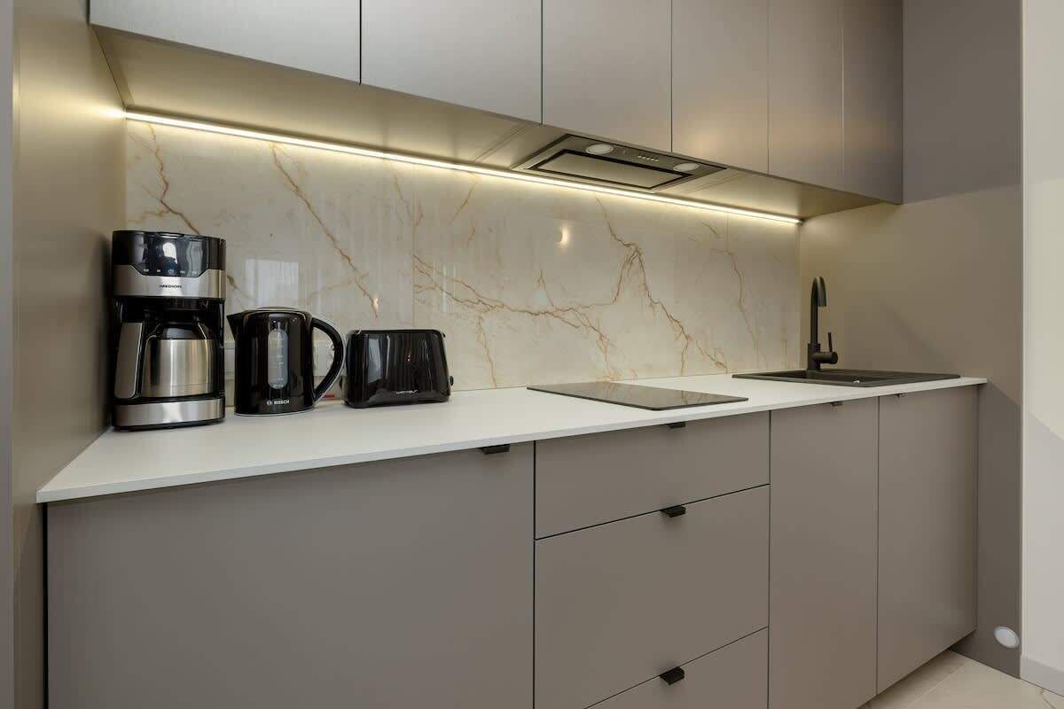 Réfrigérateur, micro-ondes, four, plaque de cuisson