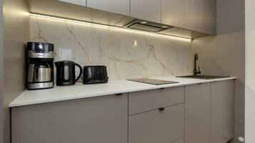 Réfrigérateur, micro-ondes, four, plaque de cuisson