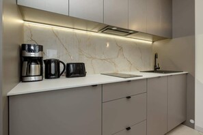 冷蔵庫、電子レンジ、オーブン、コンロ