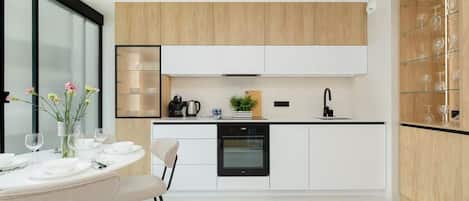 Een koelkast, een oven, een kookplaat, een vaatwasser