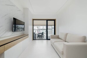 Una televisión, una oficina