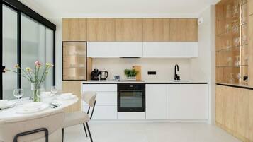 KĂŒhlschrank, Ofen, Herdplatte, GeschirrspĂŒler