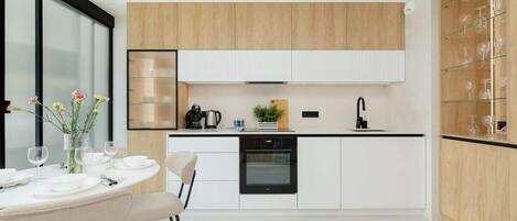 Kylskåp, ugn, spishäll och diskmaskin