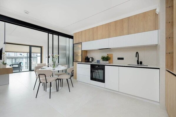 Fridge, oven, stovetop, dishwasher