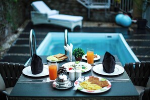 Outdoor dining - Timbuktoo 4BHK En-suite  villa with swimming pool  (Kasauli)