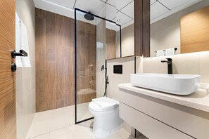 Shower, hair dryer, towels - Luxurious 1 Bedroom Retreat with pool gym and game (Dubai)