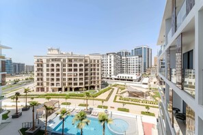 Exterior - Luxurious 1 Bedroom Retreat with pool gym and game (Dubai)