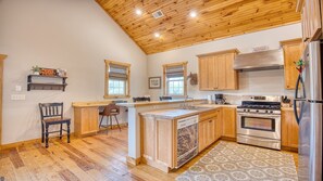 Kylskåp, mikrovågsugn, ugn och spishäll