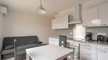 Een koelkast, een microgolfoven, een oven, een kookplaat