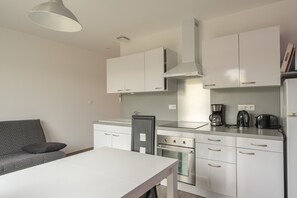 Fridge, microwave, oven, stovetop - Apartment 'Le Clos Du Champ De L'Amour - Pons' with Private Pool, Wi-Fi & Air Conditioning (Saint-Simon-de-Bordes)