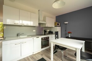 Een koelkast, een microgolfoven, een oven, een kookplaat