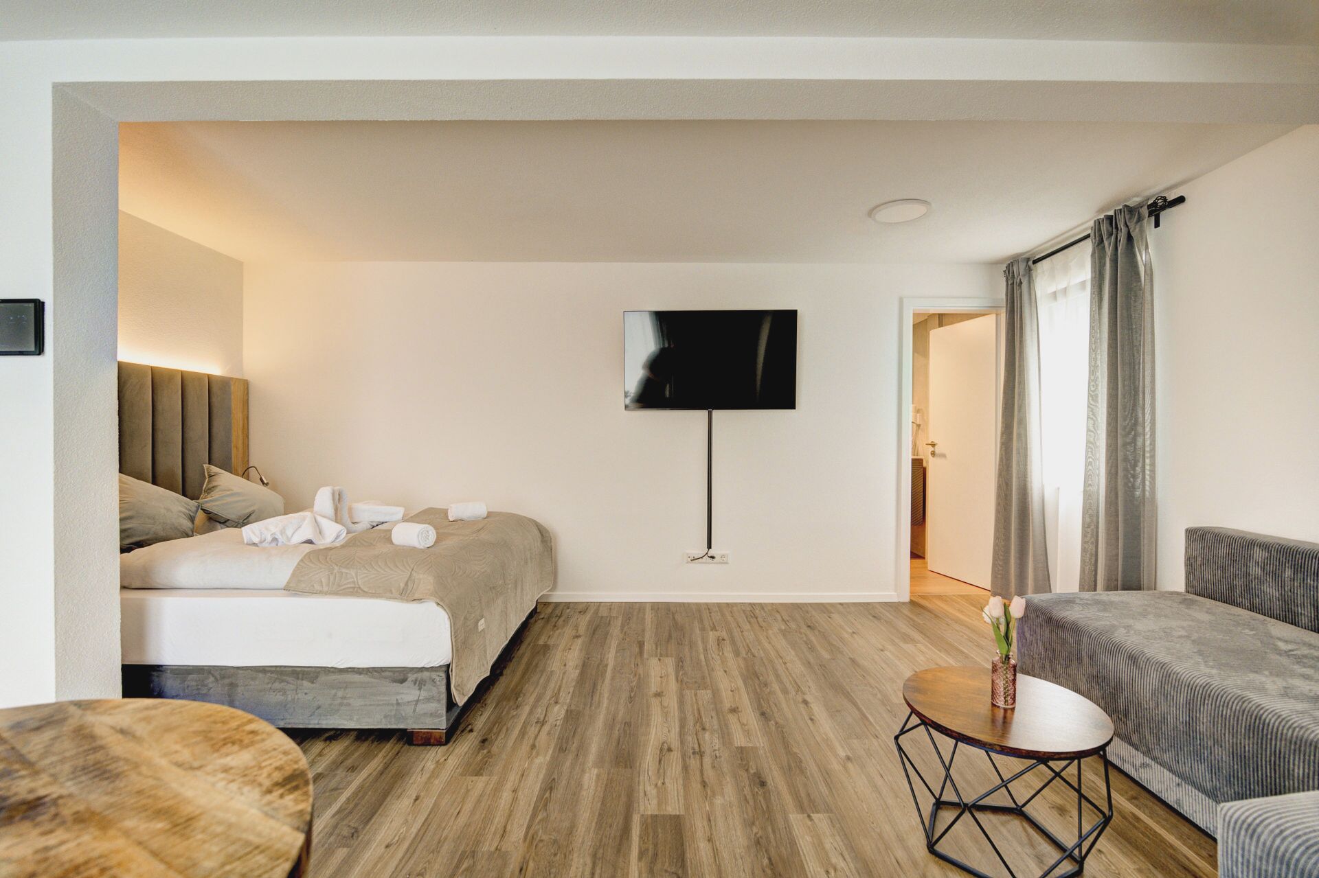 舒適四人房 | 起居區 | IPad、地暖系統、辦公室