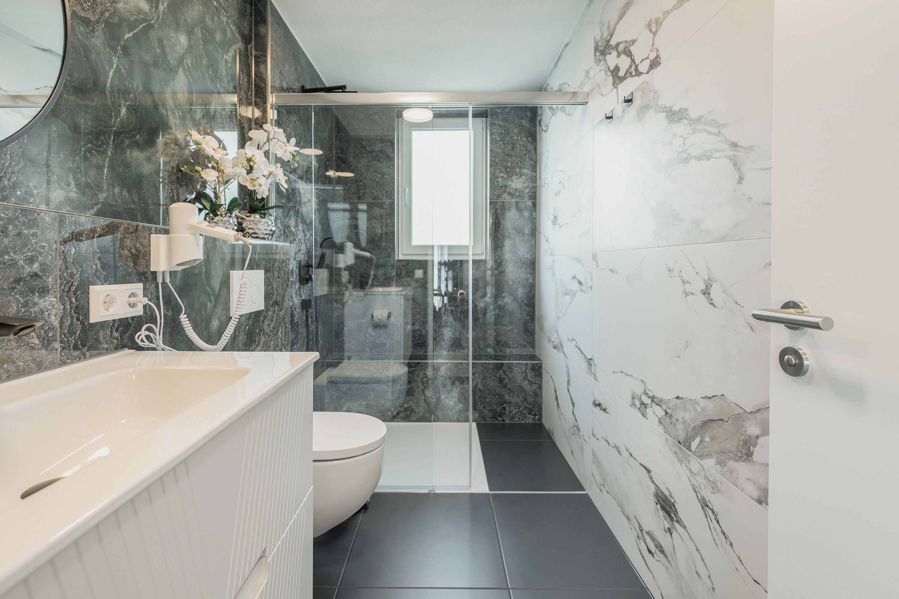 Exclusive-Suite | Badezimmer | Haartrockner, Bademäntel, Handtücher, Seife