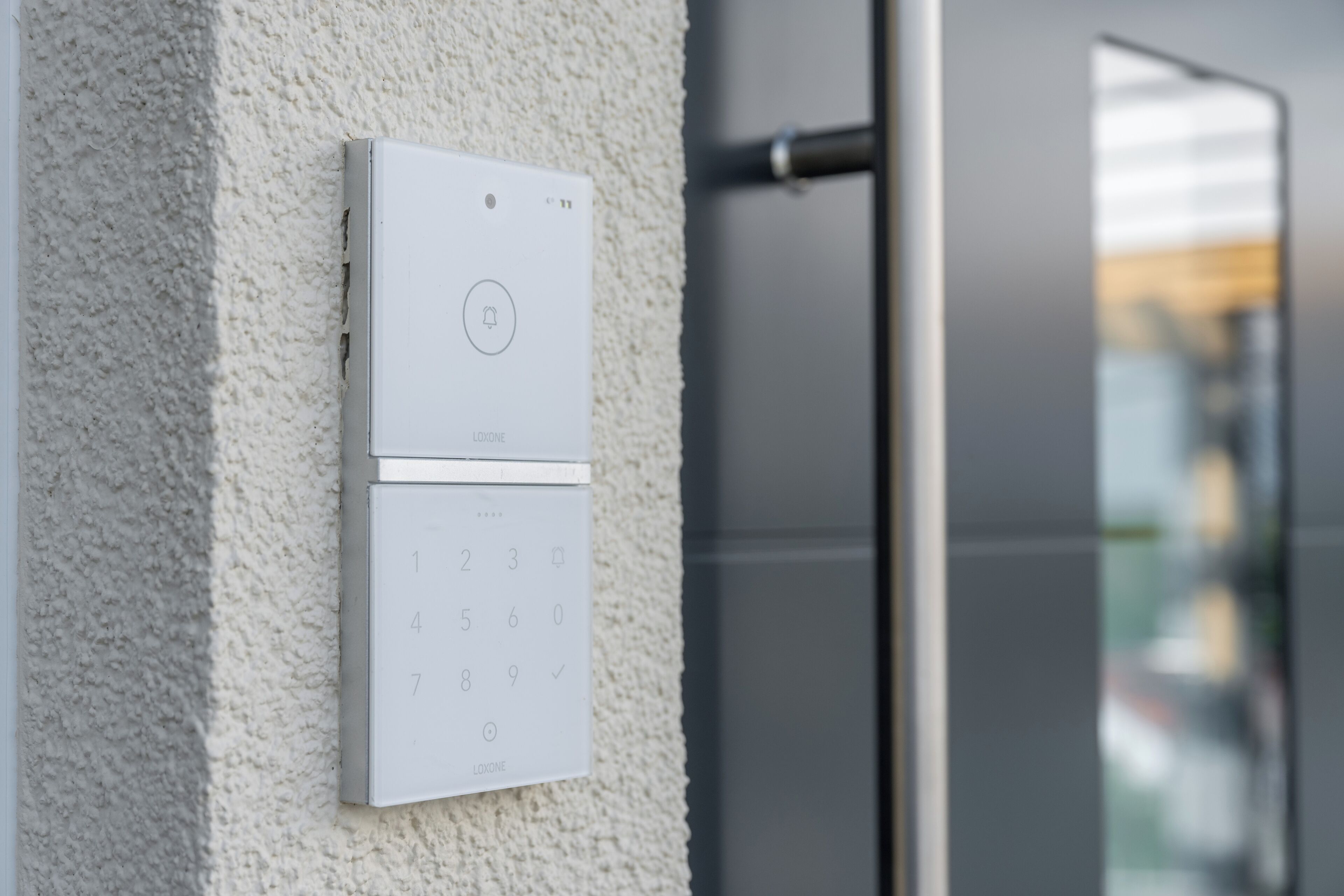 Een contactloos deurslot met keypad, bevestigd aan de muur.