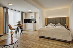 舒適四人房 | 獨特裝潢、布置獨特、書桌、筆電工作空間