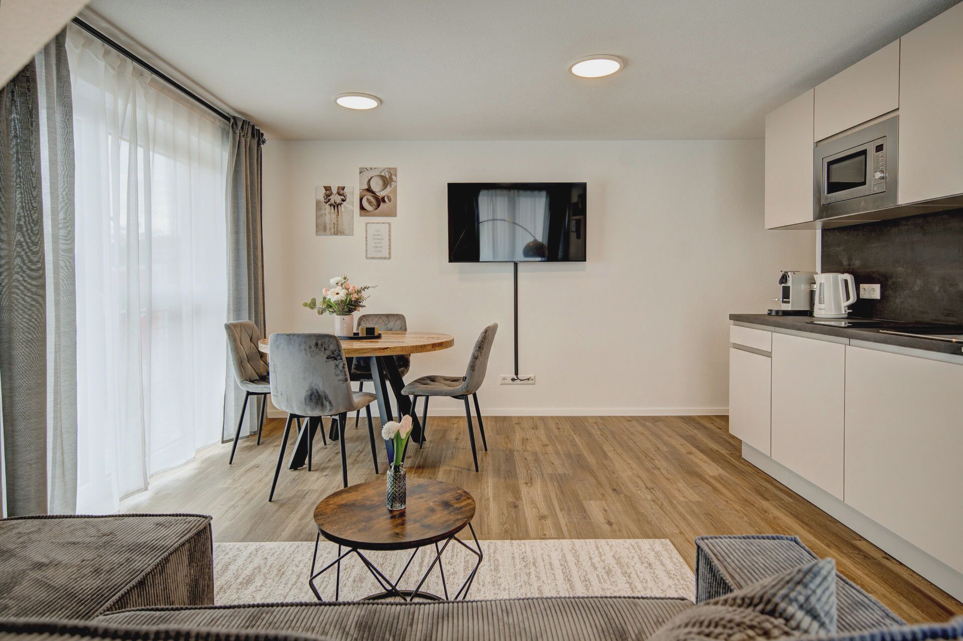 Comfort-Apartment | Wohnbereich | IPad, Fußbodenheizung, Arbeitsbereiche