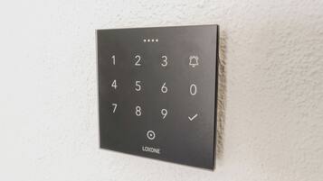 Un teclado Loxone en una pared con textura.