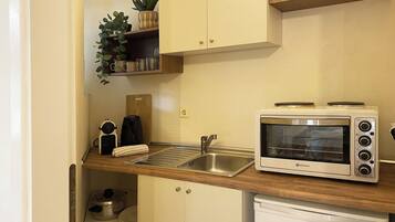 Réfrigérateur, four, plaque de cuisson, cafetière/bouilloire