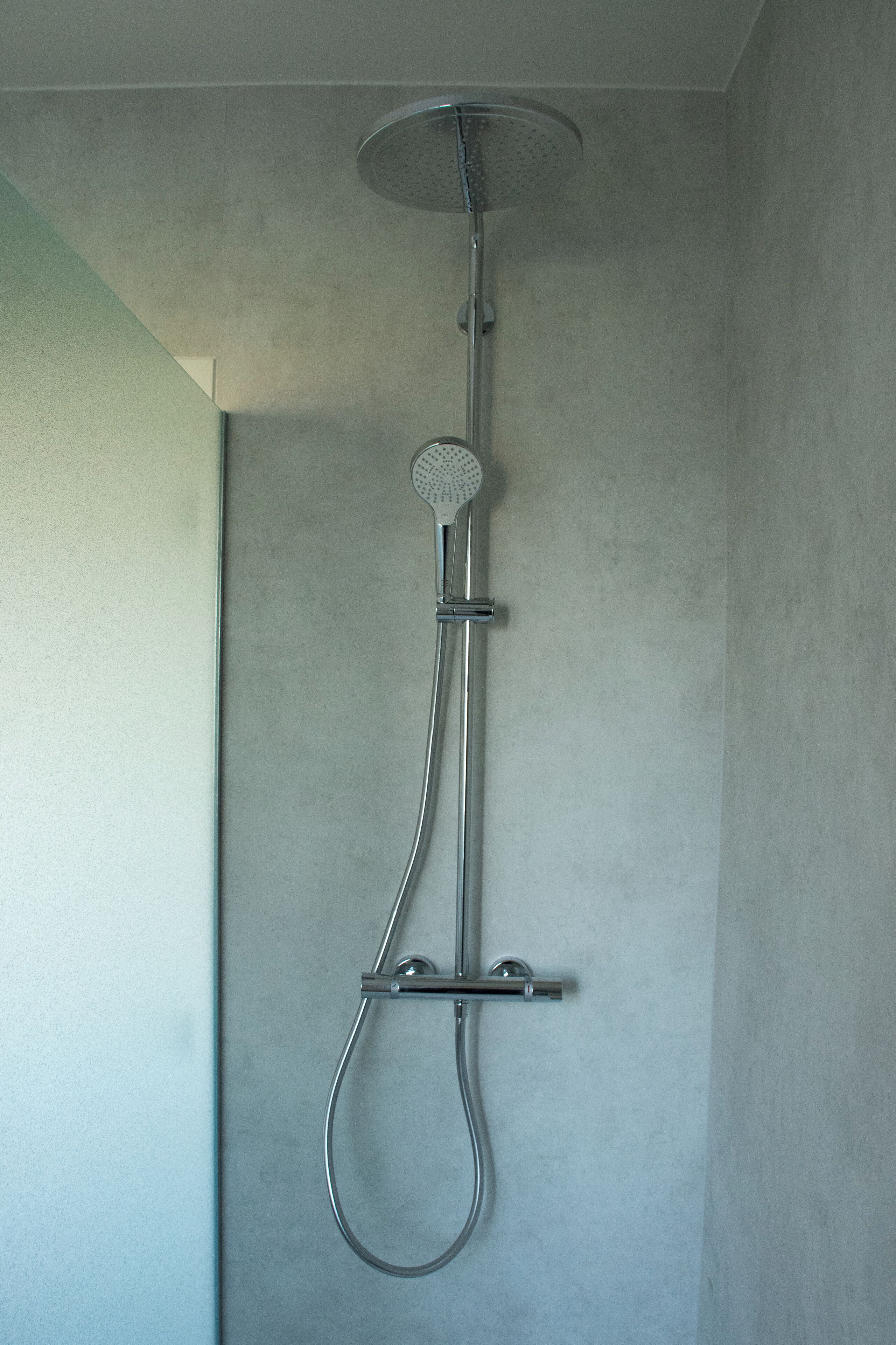 Douche, sèche-cheveux, peignoirs, papier toilette