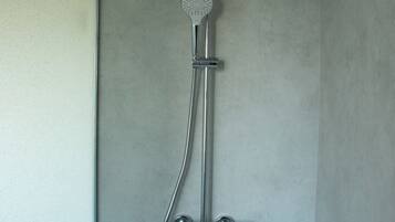 Douche, sĂšche-cheveux, peignoirs, papier toilette