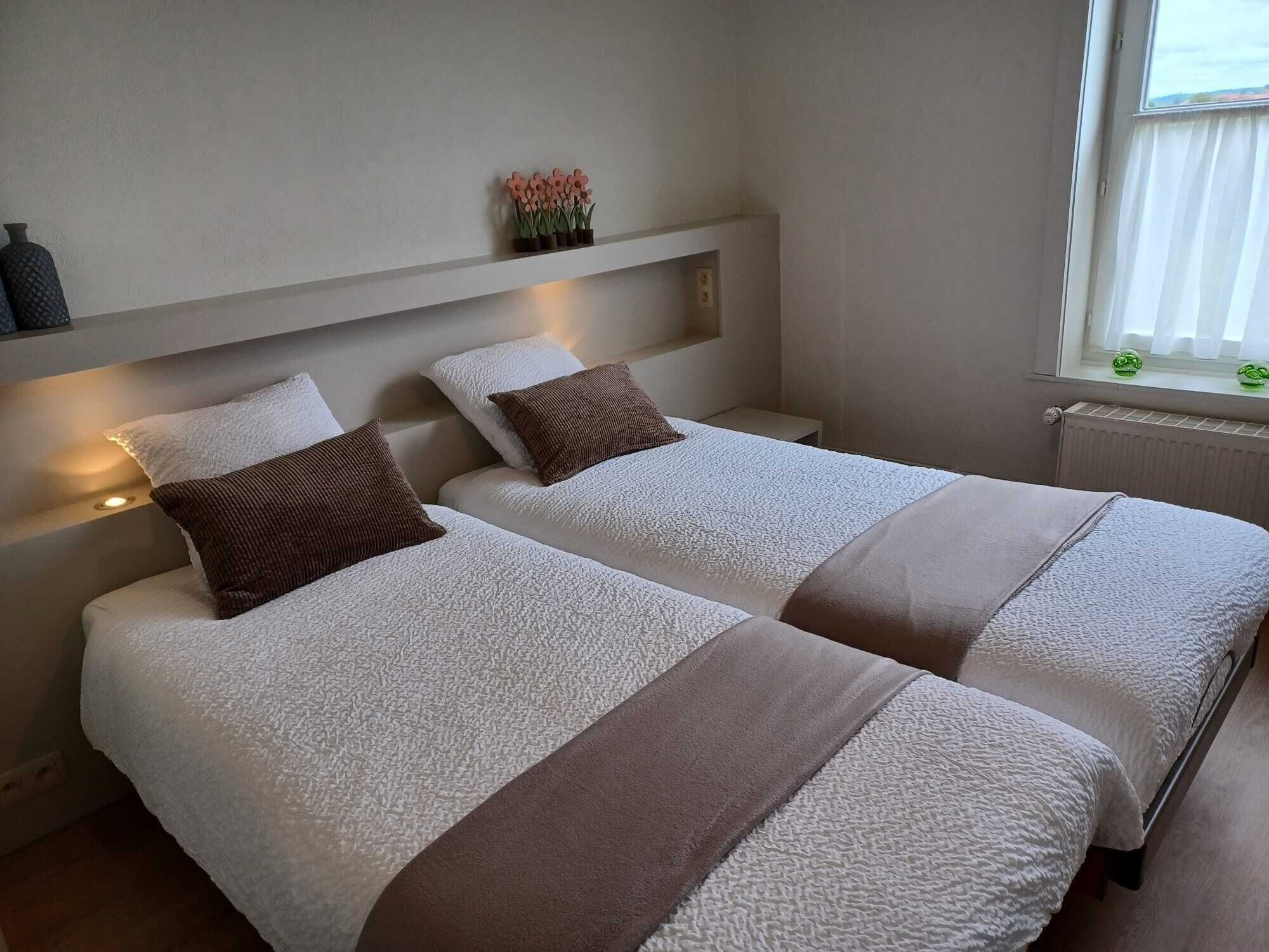 3 chambres, coffres-forts dans les chambres, fer et planche à repasser