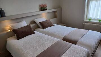 3 chambres, coffres-forts dans les chambres, fer et planche Ă repasser