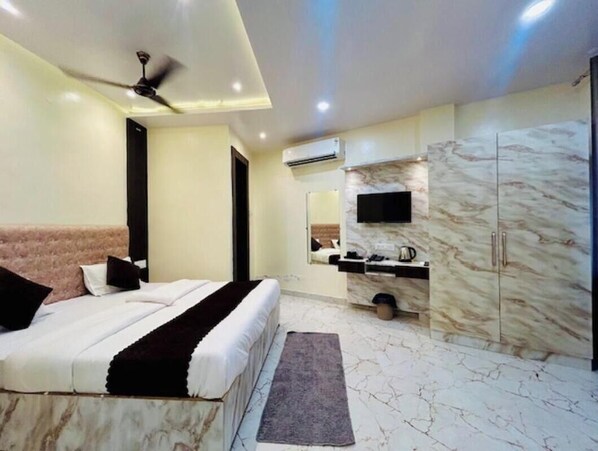 Deluxe Room | Free WiFi - Hotel R K Palace (Varanasi)